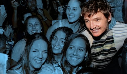 Pedro Pascal poses with fans during a premier in Madrid, Spain.