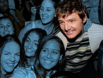 Pedro Pascal posa con admiradoras durante un estreno en Madrid.