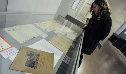 En primer plano, un 'llibret' de Vicent Andrés Estellés en la exposición del Centre del Carme en Valencia.