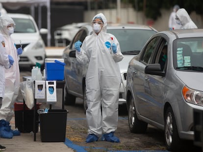 Personal sanitario toma muestras en el Centro Universitario de Ciencias de la Salud de Guadalajara.