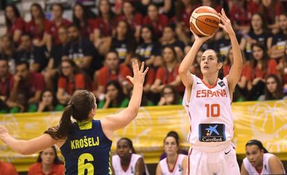María Conde lanza a canasta en la final.