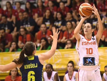 Mar&iacute;a Conde lanza a canasta en la final.