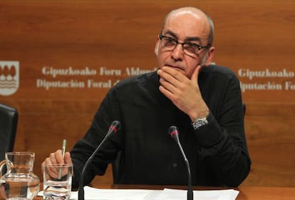 El diputado general de Gipuzkoa, Martin Garitano, en la rueda de prensa celebrada esta mañana en San Sebastián.