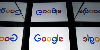 Logotipos de Google en varias pantallas. 