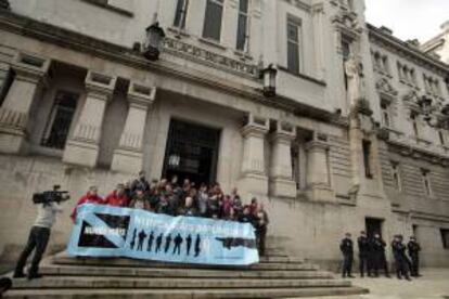 La plataforma Nunca Máis, se concentró ante el Tribunal Superior de Justicia de Galicia con una pancarta en la que se pide el fin de la "impunidad" mientras el magistrado Juan Luis Pía daba lectura esta mañana a la sentencia.