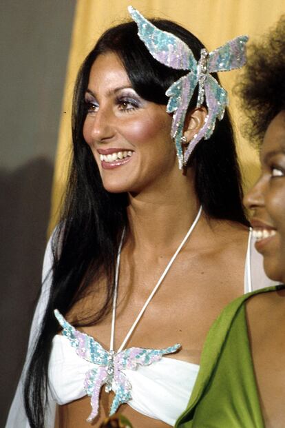 Cher con top y tocado de mariposa en los Grammy de 1974.