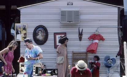 Ambiente em um mercado em New Orleans em 1988. Alguns anos depois, em 23 de agosto de 2005, a cidade sofreria a maior tragédia de sua história: o furacão Katrina. Localizada entre o rio Mississippi e o lago Pontchartian, foi inundada devido ao colapso do sistema de diques que a protegia (muitas áreas estão abaixo do nível do mar), enquanto os ventos dos furacões sopravam por horas. 80% da cidade foi inundada durante semanas. A maioria da população foi evacuada. Mesmo assim, mais de 1.800 pessoas morreram.