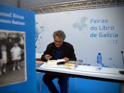 Manuel Rivas firmando un ejemplar de su libro 