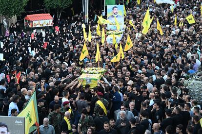 Funeral por dos de las víctimas de las explosiones simultáneas que tuvieron lugar el día anterior, este miércoles en uno de los barrios de Beirut.