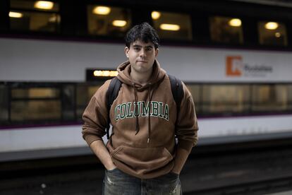 Adrià Ballester, 20 años, en la estación de Sants.