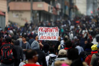 Centenares de personas durante las protests por el centro de Quito, este lunes.