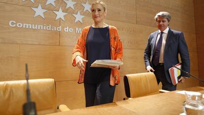 La presidenta Cristina Cifuentes y el portavoz regional Ángel Garrido, tras el consejo de gobierno de ayer.