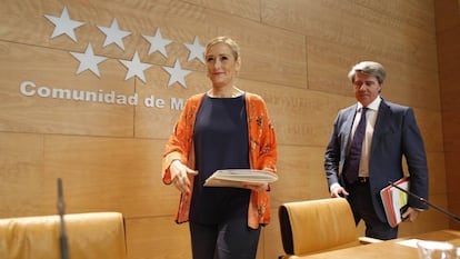 La presidenta Cristina Cifuentes y el portavoz regional Ángel Garrido, tras el consejo de gobierno de ayer.