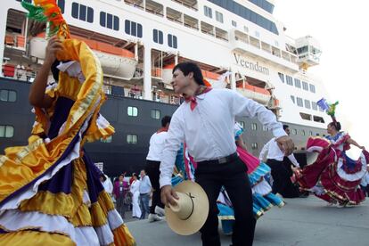 Los cruceristas fueron recibidos con bailes folclóricos del Estado de Sinaloa.