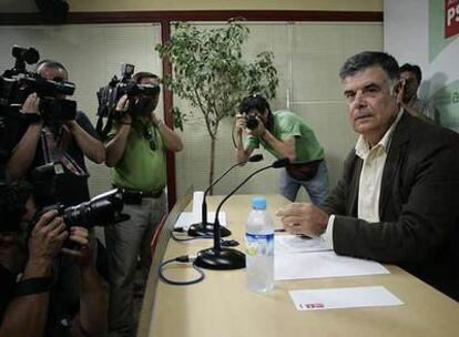 José Antonio Viera, ayer, durante la rueda de prensa en la que anunció su dimisión como concejal.
