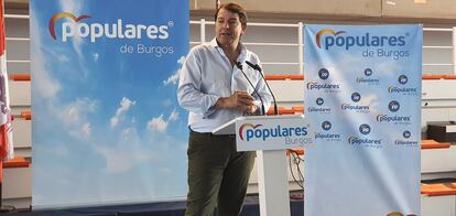 El presidente de Castilla y León y del PP en esa comunidad, Alfonso Fernández Mañueco, en Ibeas de Juarros (Burgos) en el acto de apertura de curso de su partido en Burgos, este domingo.