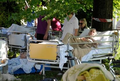 Un grupo de pacientes de un hospital de Mirandola, evacuados tras el terremoto.