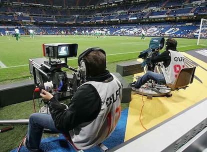 Cámaras en el estadio Santiago Bernabéu, minutos antes del encuentro de ayer entre el Madrid y el Betis.