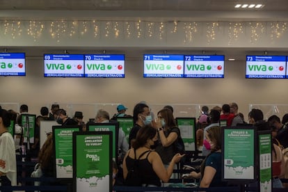 Viajeros hacen fila en los mostradores de check-in de Viva Aerobus en el Aeropuerto Internacional de Cancún.