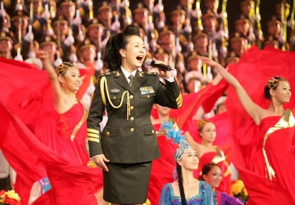 La cantante Peng Liyuan, esposa de Xi Jinping en Pekín.