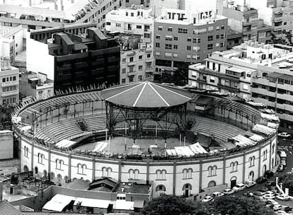 <strong>Lo que es.</strong> Los toros murieron solos en Canarias. Pero la plaza se resiste al descabello. En 1983 dejó de haber corridas y pasó a acoger galas de la reina del carnaval y peleas de lucha canaria y boxeo.
<strong>Lo que podría ser.</strong> Los arquitectos Alonso y Balaguer, que ya transformaron la plaza de toros Las Arenas de Barcelona en un centro comercial con una pista de atletismo a 25 metros de altura, apuntan lo que harían con el coso canario: “La forma circular escasea en la arquitectura moderna, así que debería ser una excelente coartada de recuperación patrimonial y dedicarla al uso público. Por ejemplo, como edificio multiusos”.