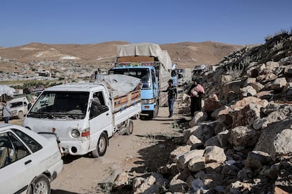 Camiones y coches con refugiados sirios se preparan para cruzar la frontera y regresar a su país dentro de un plan de "retornos voluntarios", el 14 de mayo de 2024