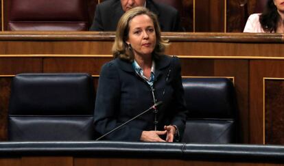 La ministra de Economía y Empresa, Nadia Calviño, durante su intervención en el pleno del Congreso.