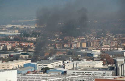 "Si vives o trabajas cerca zona incendio en industria en #Montornès cierra puertas y ventanas para evitar molestias por humo". Es la recomendación de Protección Civil en Twitter.