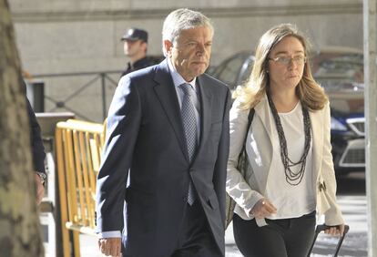 El expresidente de la CAM Modesto Crespo acompañado de su abogada a su salida de la Audiencia Nacional el pasado 11 de julio para declarar ante el juez Javier Gómez Bermúdez como imputado por presunta estafa, delitos societarios y manipulación del precio de las cosas.