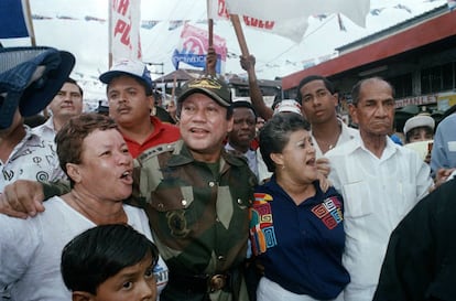 El exgeneral Manuel Antonio Noriega conversa con sus seguidores en el barrio de Chorrilo, Panamá, el 2 de mayo de 1989.