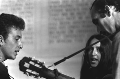 Bob Dylabm Joan Baez y Pete Seeger, cantando delante de la Constitucion de los Estados Unidos grabada en el mármol del monumento a Lincoln aquella mañana de agosto.