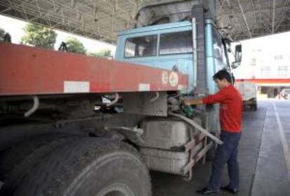 Un hombre llena el depósito de su camión con gasolina en una estación de servicio. EFE/Archivo