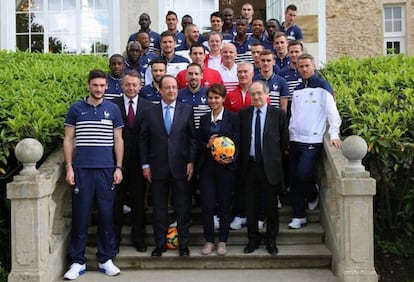 El presidente de Francia, François Hollande, visitó a la selección hace unos días en su lugar de concentración, Clairefontaine. Sin embargo, el equipo anfitrión recibió a Hollande y chándal.
