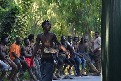 Imigrantes esperam a ser admitidos no Centro de Atendimento de Estrangeiros de Ceuta, que se encontra com uma lotação15% acima de sua capacidade máxima.