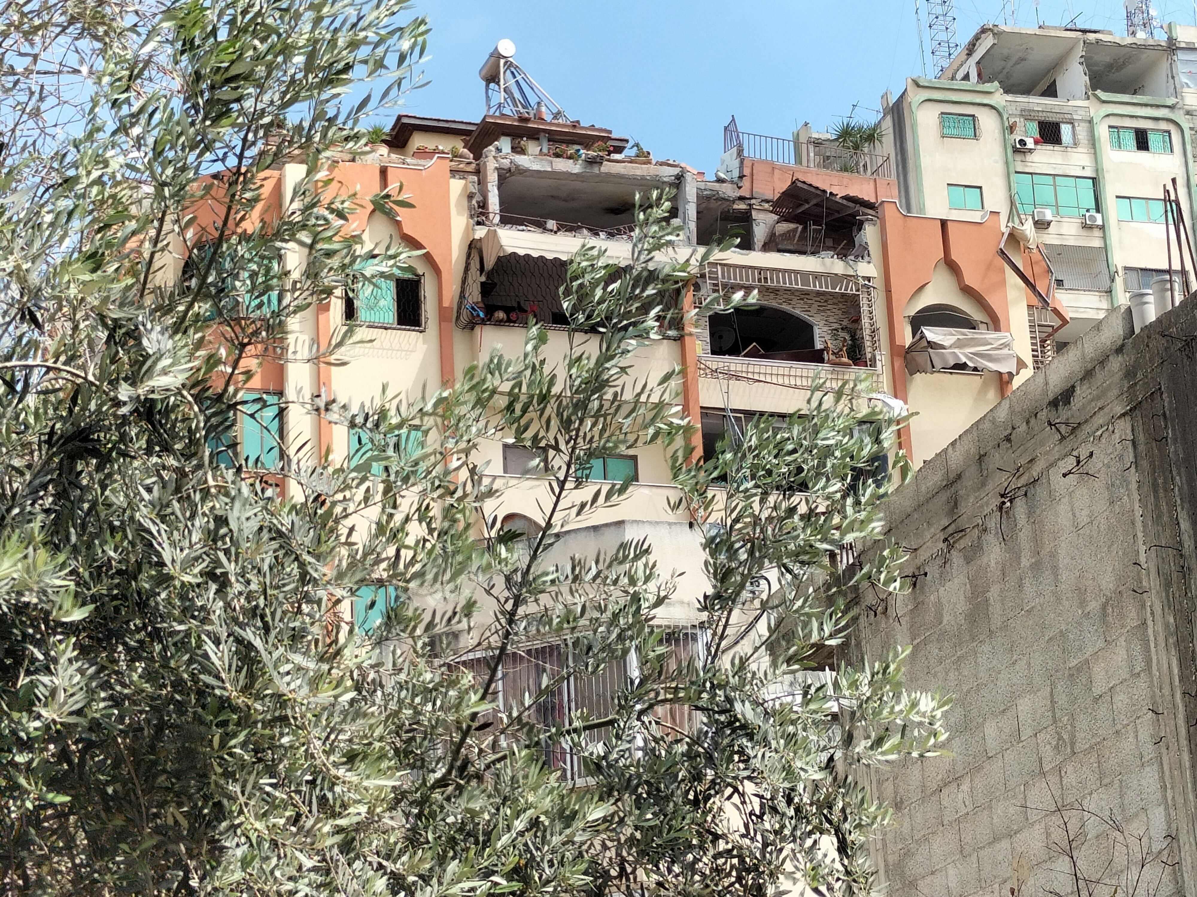 Una de las viviendas sobre la que la aviación israelí lanzó un misil, este lunes en Ciudad de Gaza.