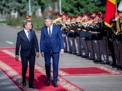 El primer ministro de Moldavia, Dorin Recean (i) y el primer ministro rumano, Marcel Ciolacu (d), revisan la guardia de honor durante la visita oficial de Ciolacu a Chisinau, Moldavia, el pasado 4 de octubre.