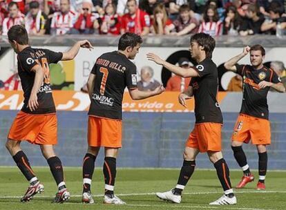 El canario celebra con Villa su gol de penalti ante el Sporting