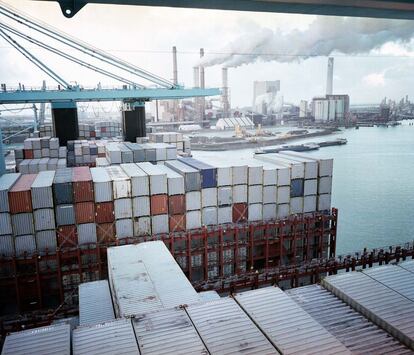 Carga de contenedores en Rotterdam.