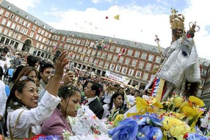 Miles de ecuatorianos asisten a la procesión de la Virgen del Cisne, patrona de Ecuador, en la plaza Mayor.