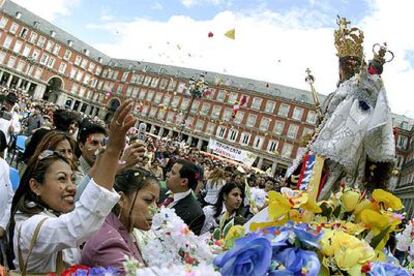 Miles de ecuatorianos asisten a la procesión de la Virgen del Cisne, patrona de Ecuador, en la plaza Mayor.