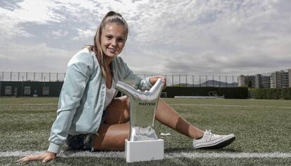 Martens, con el trofeo de la UEFA, en la Ciudad Deportiva Joan Gamper.