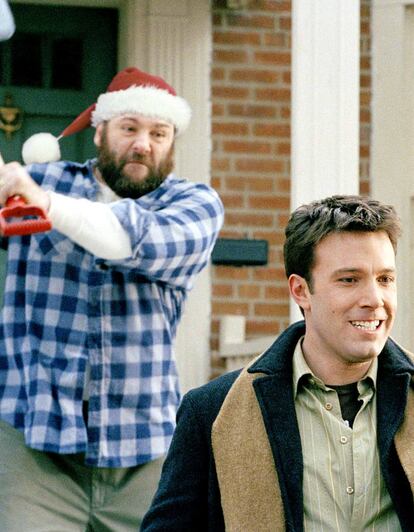 Sobreviviendo a la Navidad (Mike Mitchell, 2004)
	

	El soborno del millonario Ben Affleck a una familia que vive en su antigua casa para que se hagan pasar por sus allegados durante las Navidades será el punto de partida de una comedia de enredo en la que también aparecen James Gandolfini y Christina Applegate.