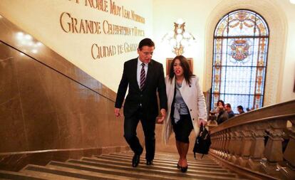 El alcalde de Granada, Luis Salvador, con la presidenta del Parlamento andaluz, Marta Bosquet, en el Ayuntamiento, el pasado noviembre