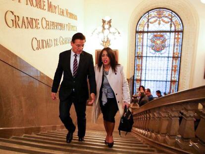 El alcalde de Granada, Luis Salvador, con la presidenta del Parlamento andaluz, Marta Bosquet, en el Ayuntamiento, el pasado noviembre