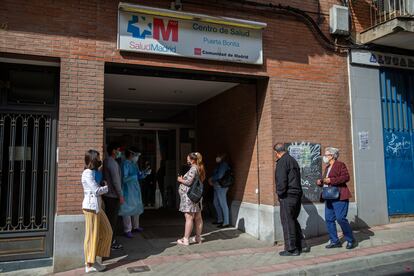 Un grupo de pacientes en el centro de salud de Puerta Bonita, en Madrid, el 23 de septiembre.