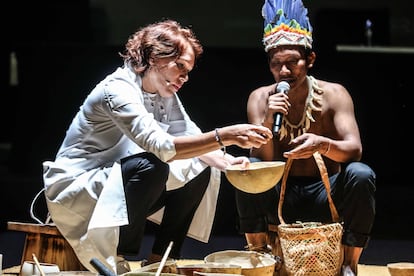 La cocinera Leonor Espinosa, cocinando con indígenas del Amazonas, durante un evento de Bogotá Madrid Fusión.