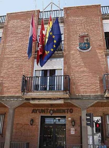 Fachada del Ayuntamiento de Algete con las banderas a media asta.