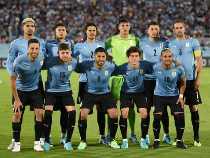 El equipo de Uruguay posa antes de un partido.