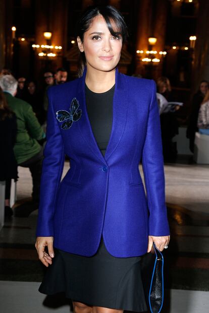 Unas horas antes estuvo en el de Stella McCartney con chaqueta azul eléctrico y una mariposa en la solapa.