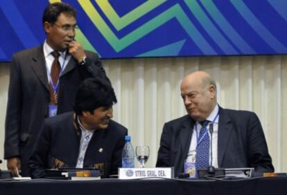 Bolivian President Evo Morales speaks with Organization of American States secretary general José Miguel Insulza.